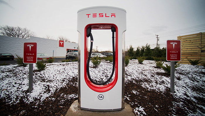买特斯拉免费安装充电桩,特斯拉净亏损扩大