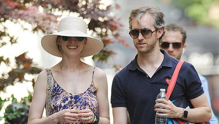 素颜安妮•海瑟薇和老公幸福散步 身着亮色连体裤鲜艳抢镜