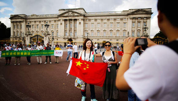 中国游客在欧洲买买买 英国看不下去了