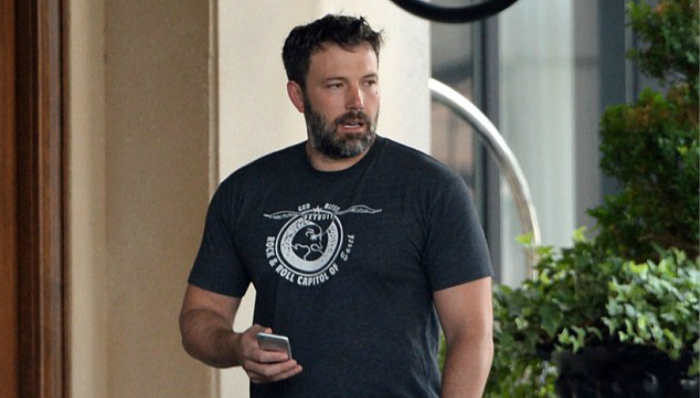 离婚后除了前妻还戴着婚戒 小本也是如此