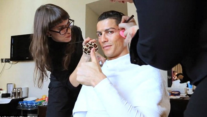 C罗假扮“流浪汉”在街头踢球 索要美女电话遭拒