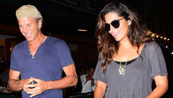 马修•麦康纳爱妻与男性朋友出门聚餐 笑得嘴都咧到耳根了