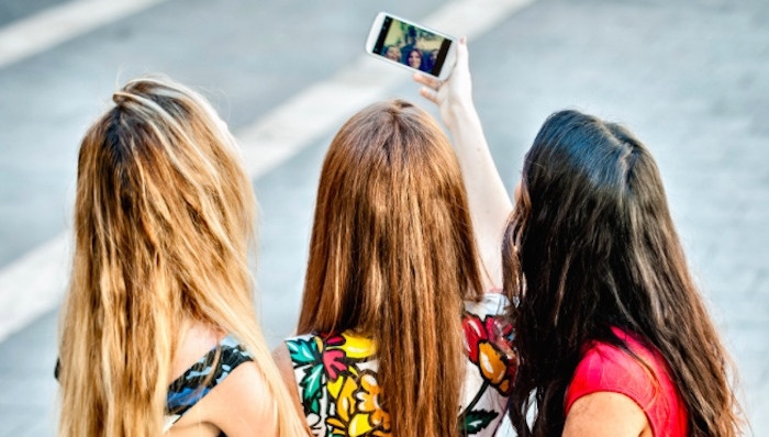 这些化妆品公司研发了最适合自拍用的粉底和唇膏