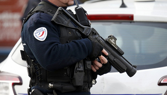 蒙面男子刺伤法国幼儿园老师 高喊效忠ISIS口号