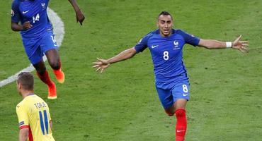 亲儿子! 帮助东道主绝杀的帕耶被儿子称为世界上最会罚任意球的球员