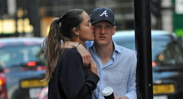 相恋两年花式秀恩爱“虐狗” 小猪伊万欧洲杯结束完婚