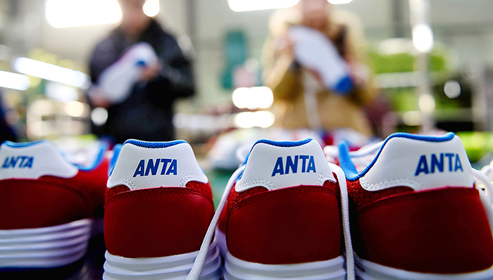 安踏体育股价半年跌去四分之一