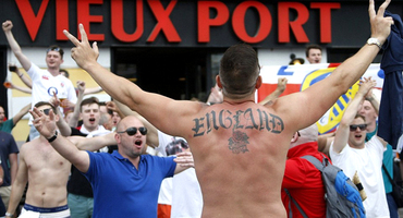 俄罗斯球迷战斗力强大 “三喵”球迷事多