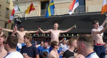 欧洲杯的三天:斗殴、酗酒、催泪弹