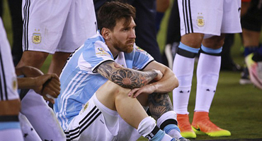 “罗球王”和“梅球王”惺惺相惜 看到梅西流泪C罗很心疼