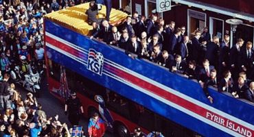 “冰岛神话”虽败犹荣 万千球迷涌上街头欢迎英雄回家