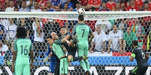 “扣篮式”弹跳+滞空 C罗是当今最好的头球选手吗?