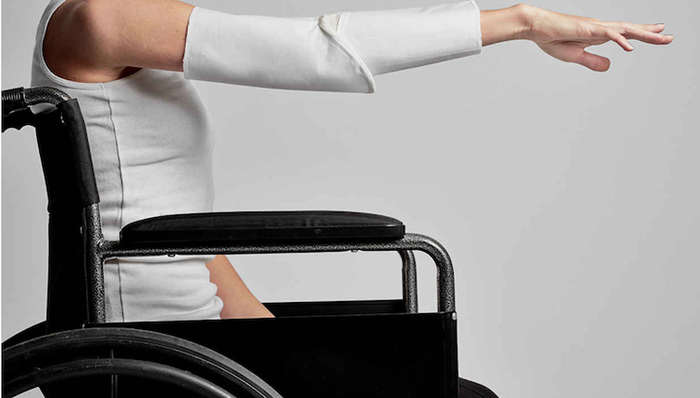 似乎从无同情心的时装界 出现了一批为残障人士和难民而做的设计