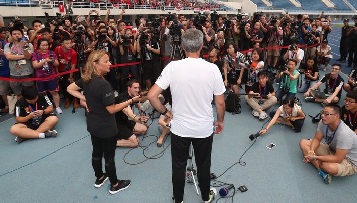 从“火炉”上海到“雨城”北京 曼市双雄的中国之旅意外不断