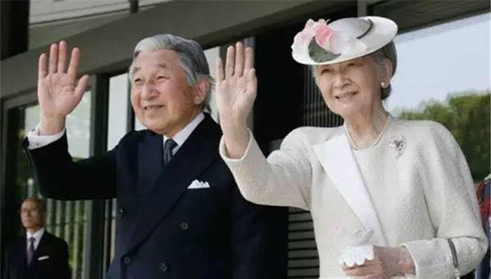 退位,藤原氏,源赖朝,足利尊氏,重仁,天皇制度,室町幕府,近现代日本,正亲町天皇,弘安