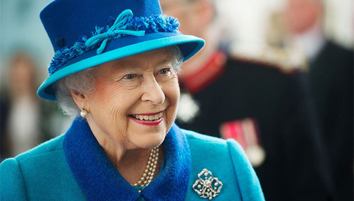 90岁的英女王伊丽莎白二世都穿过什么?去她的衣橱看看吧