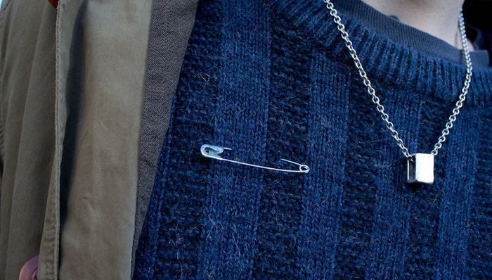 为表示对弱势群体的支持 美国总统大选后佩戴安全别针成为时尚