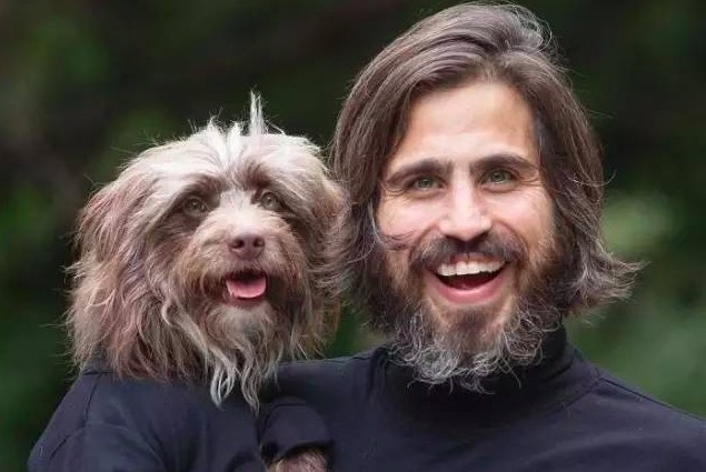 这位外国小哥因为一组和自家狗的神同步“情侣照”红了