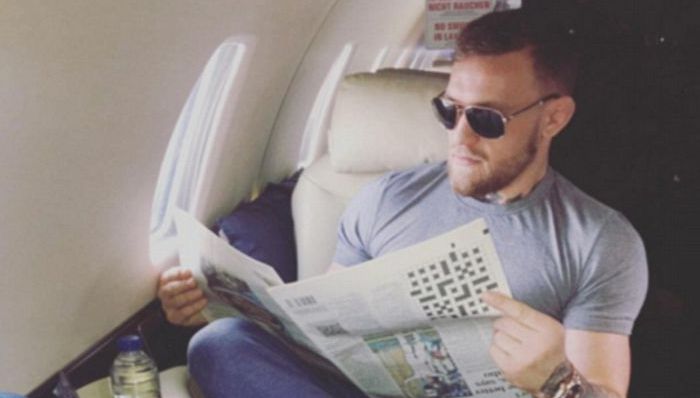 明星日常之读书看报装文化人 然而康纳·麦格雷戈把报纸拿反了