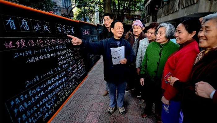 【网络媒体走转改】基层党员黄以孟社区里的“黑板报总编”