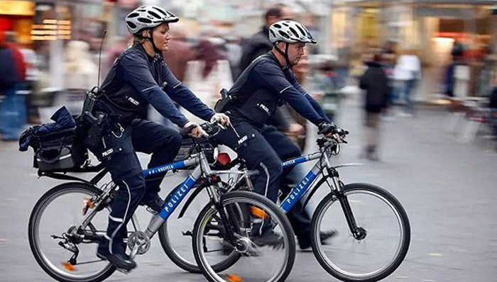 16个国家的警察蜀黍都在骑两轮抓坏蛋?