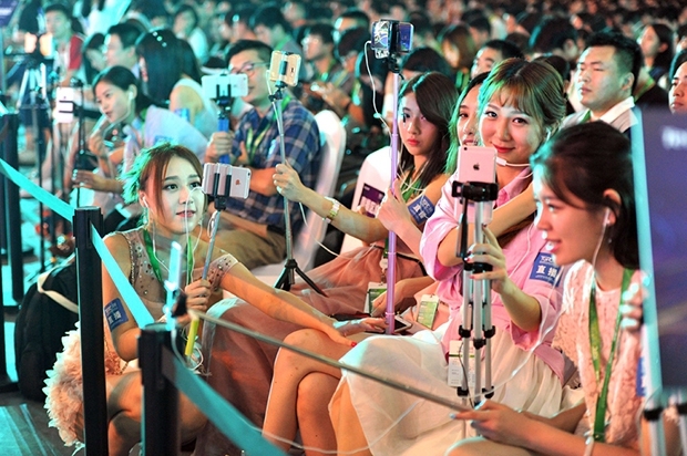 直播这一年,火了网红,捧红了素人,可平台自己呢?