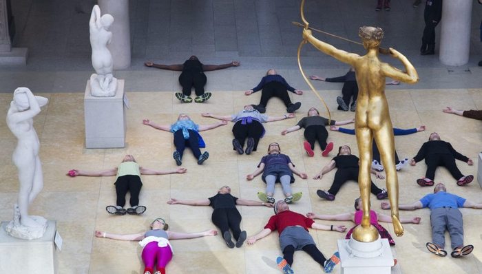 纽约大都会艺术博物馆开放空间做健身课,颠覆静默对视艺术品的欣赏方式