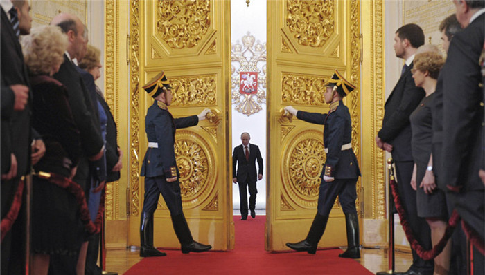 苏联解体,民主制度,选举,尤科斯,流寇,FSB,潜规则,反恐战争,新闻周刊,福布斯