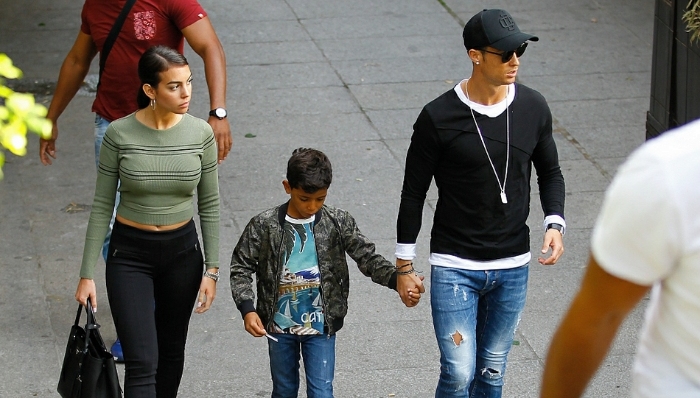 【体育明星日常】C罗牵迷你罗逛街 科比13岁曾“打爆”父亲队友