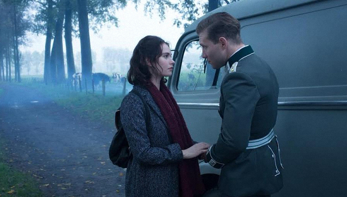 “灰姑娘”莉莉·詹姆斯在新片《例外》中献上大尺度演出