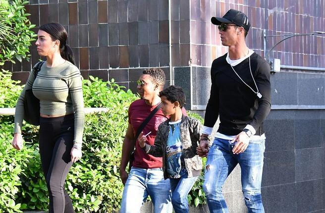 【体育明星日常】粉丝超1亿C罗直播跳水 惠若琪现身五四青年节晚会