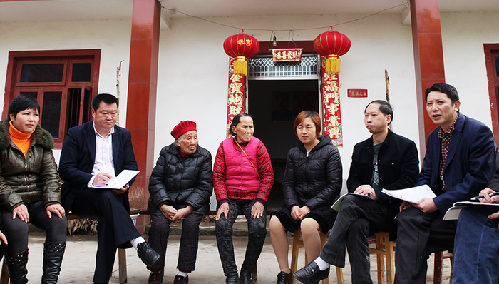 谈心,贫困户,转码,板凳上的谈心,党员干部,草根,红头文件,群众路线,扶贫工作,贴心人