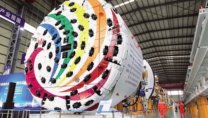 国内最大直径硬岩掘进机“彩云号”在昆明下线