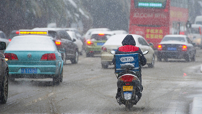 外卖送餐事故频出 骑手送餐如何才能慢下来?