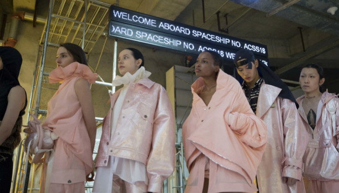 【上海时装周】人们大排长龙在雨中等待的 到底是些怎样的秀