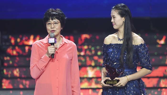 【体育明星日常】郎平督训&张常宁晒照庆生 德约追星库里之后是科比