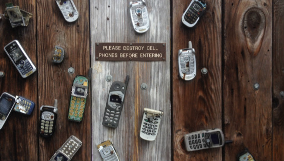 央视调查手机回收那些事:1吨手机可提炼150克黄金