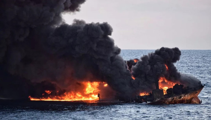 “桑吉”轮发生爆燃 全船剧烈燃烧后沉没