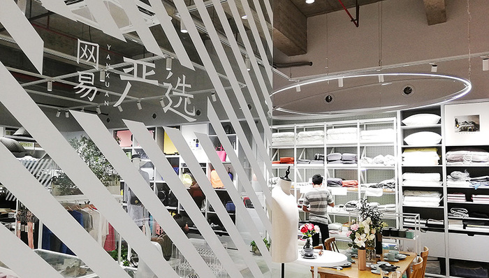 网易,支付宝,历史进程,优衣库,性价比,大牌,消费升级,新秀丽,有闲阶级论,拉杆箱