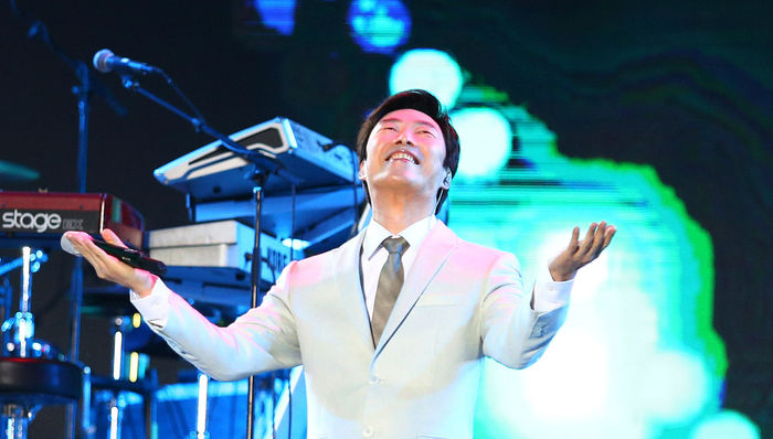 【文娱早报】费玉清宣布明年将退出演艺圈 坂本龙一获釜山电影节“年度亚洲电影人奖”