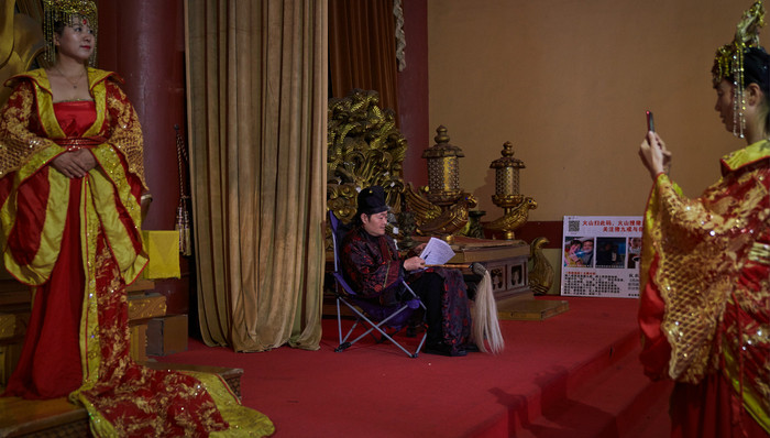 棱镜,美剧,向死而生,横店影视城,煤老板,制片人,延禧攻略,影视圈,剧本大纲,战国