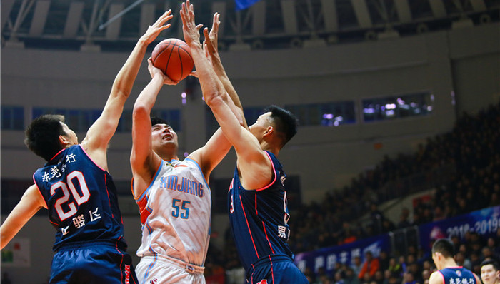 【体育早报】CBA新疆主场胜广东 霍普曼杯费德勒力克小威