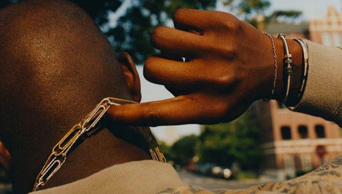 Off-White主理人Virgil Abloh推出同名品牌,首个单品就是回形针项链