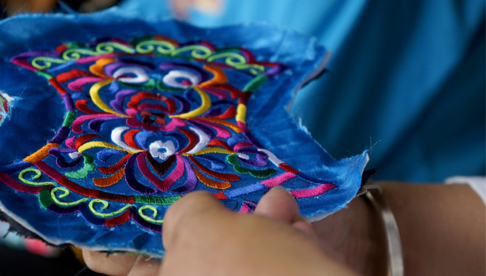 侗族刺绣:一个侗族家庭的百年执着