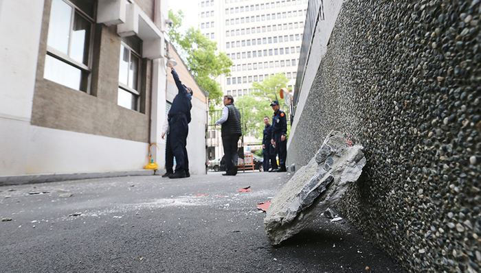 【界面晚报】台湾花莲遭6.7级强震已致5人受伤 巴黎圣母院起火点可能在塔尖下方