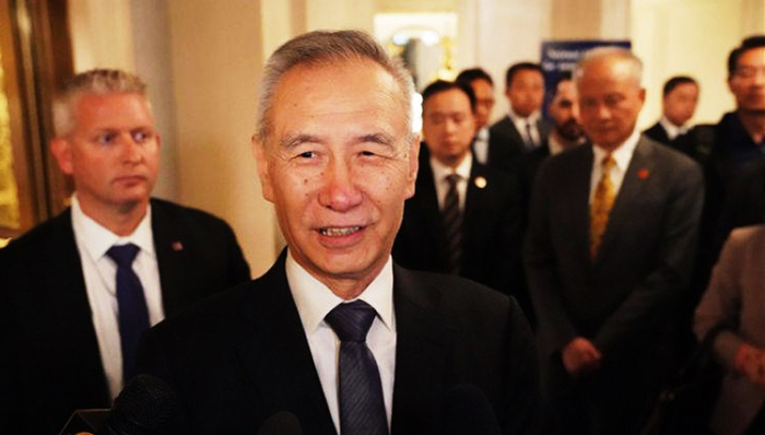 刘鹤在第十一轮中美经贸高级别磋商结束时表示,合作是正确选择,重大原则决不让步,坚决反对加征关税