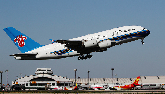 大兴国际机场今天真机试飞,南航A380作为首架验证飞机降落