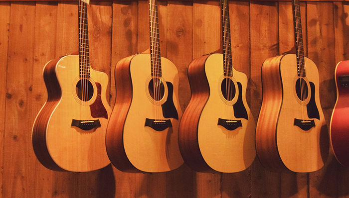 探访“网红”小镇:80万把乐器里的乡土经济学