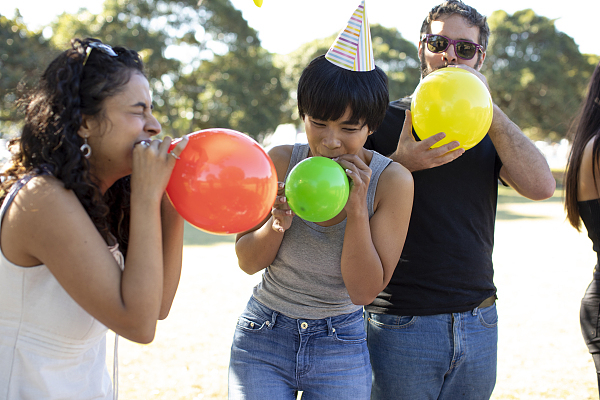 1小瓶“笑气”能毒杀老鼠,竟有人1天吸千瓶,电商平台公开售卖,最快半小时送达