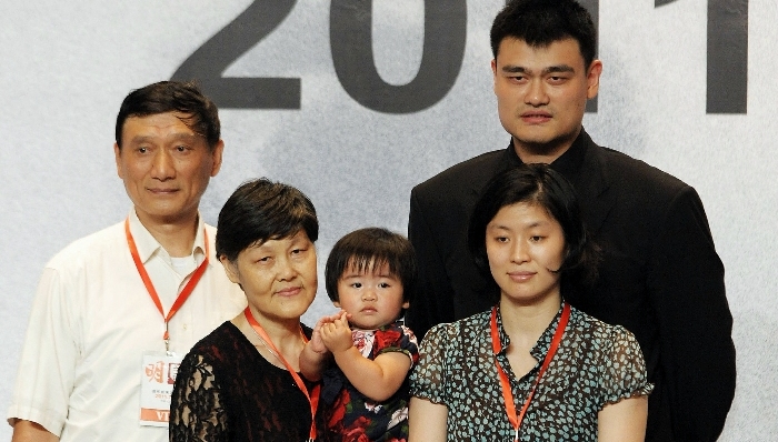 姚明父母回望新中国体育70年:起初并不想让姚明打篮球